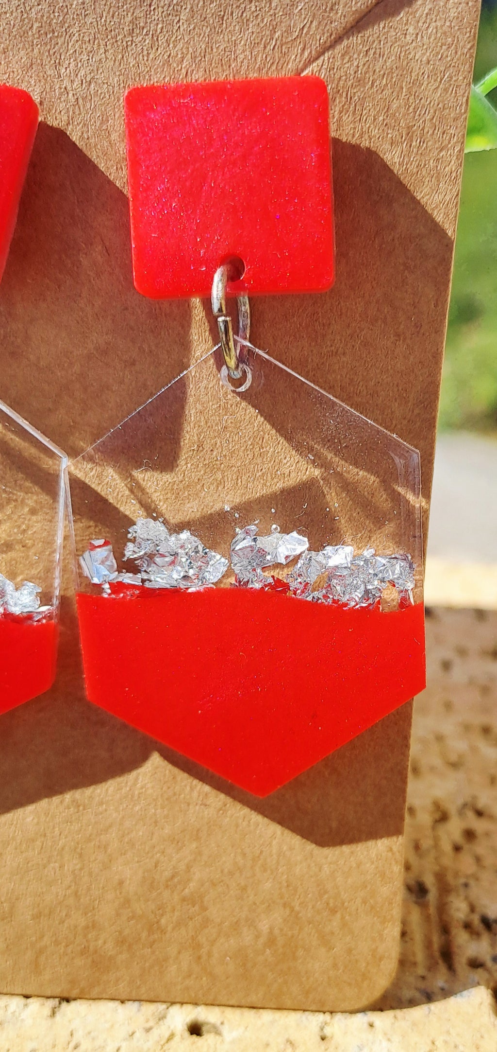 Boucles d'oreilles hexagonales rouge gris et transparentes