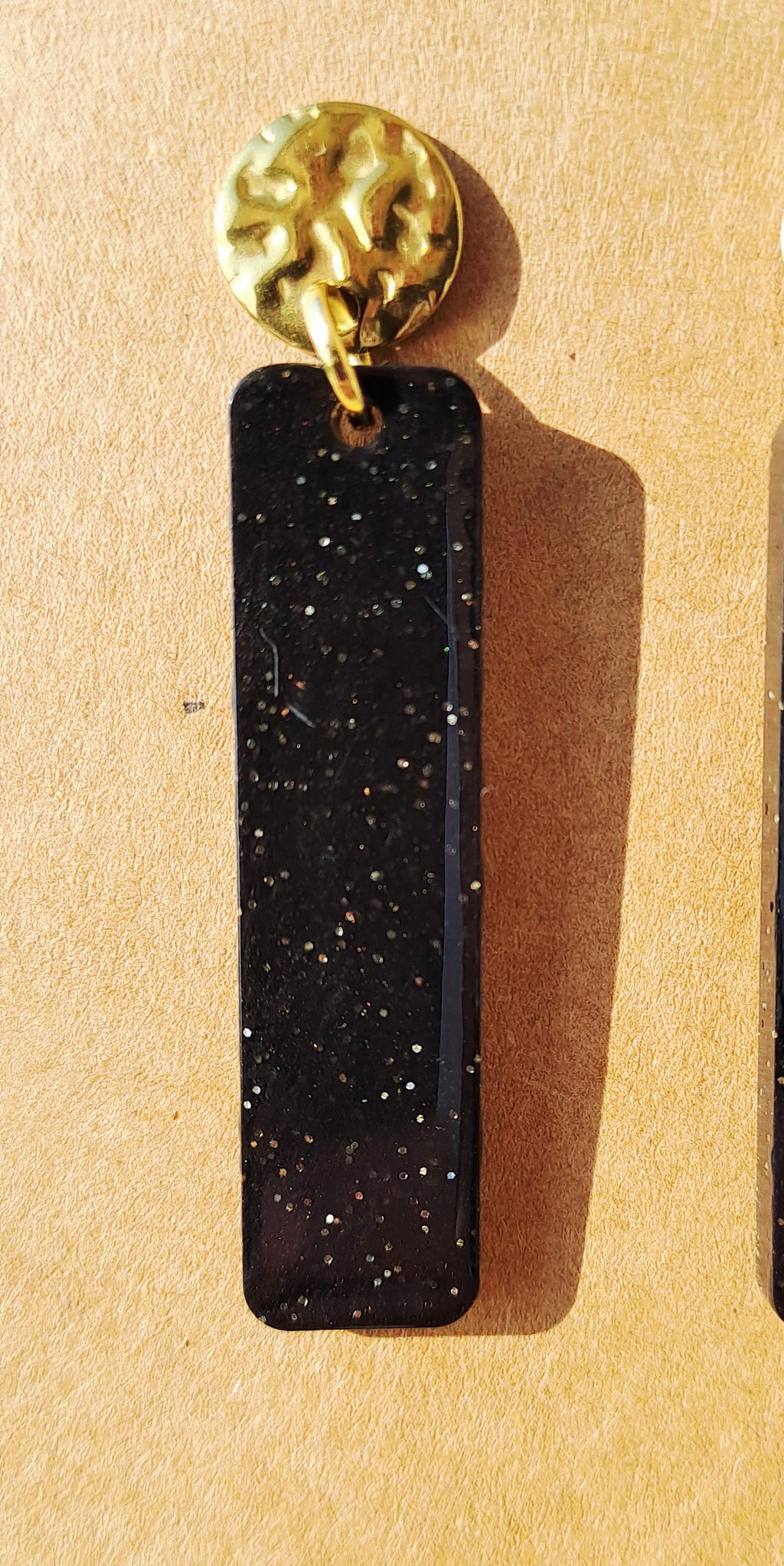 Boucles d'oreilles artisanales noires et paillettes dorées