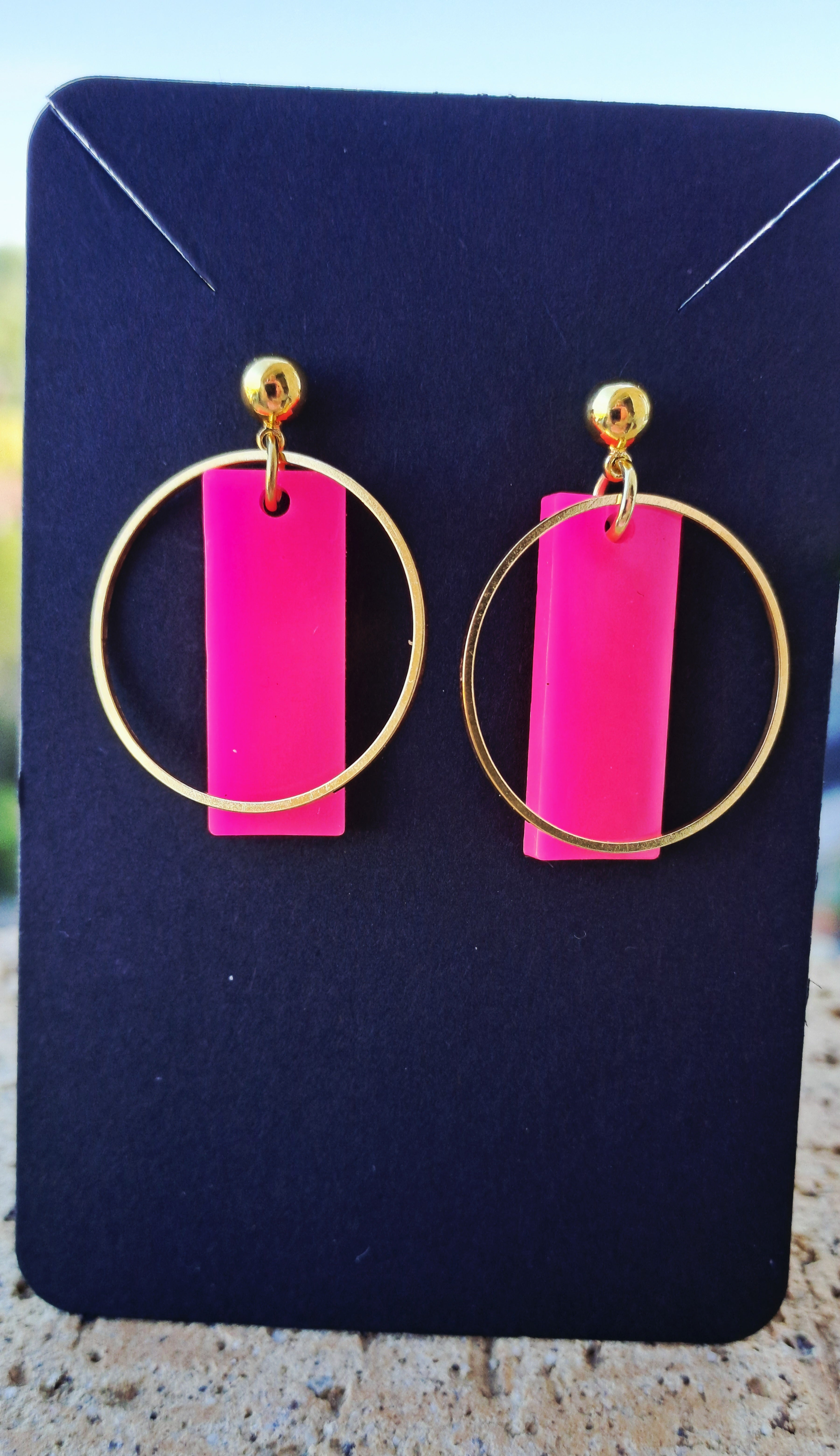 Boucles d'oreilles artisanales rose fluo et doré