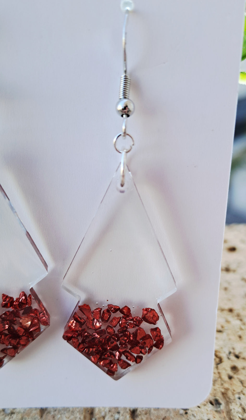 Boucles d'oreilles artisanales transparentes et éclats de pierre bordeaux