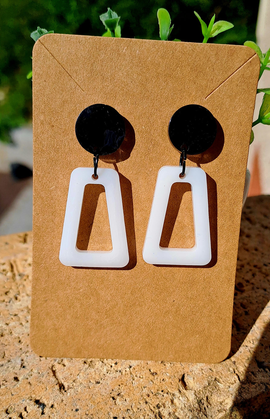 Boucles d'oreilles artisanales blanches et noires