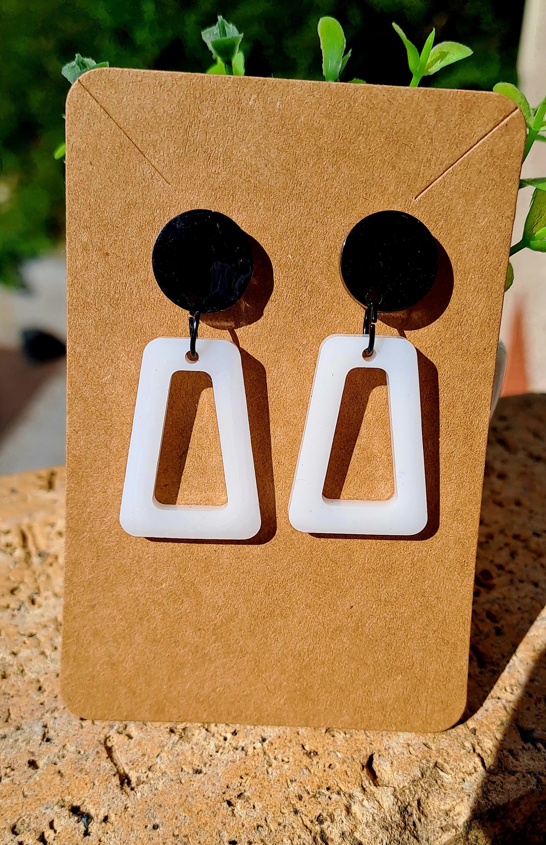 Boucles d'oreilles artisanales blanches et noires