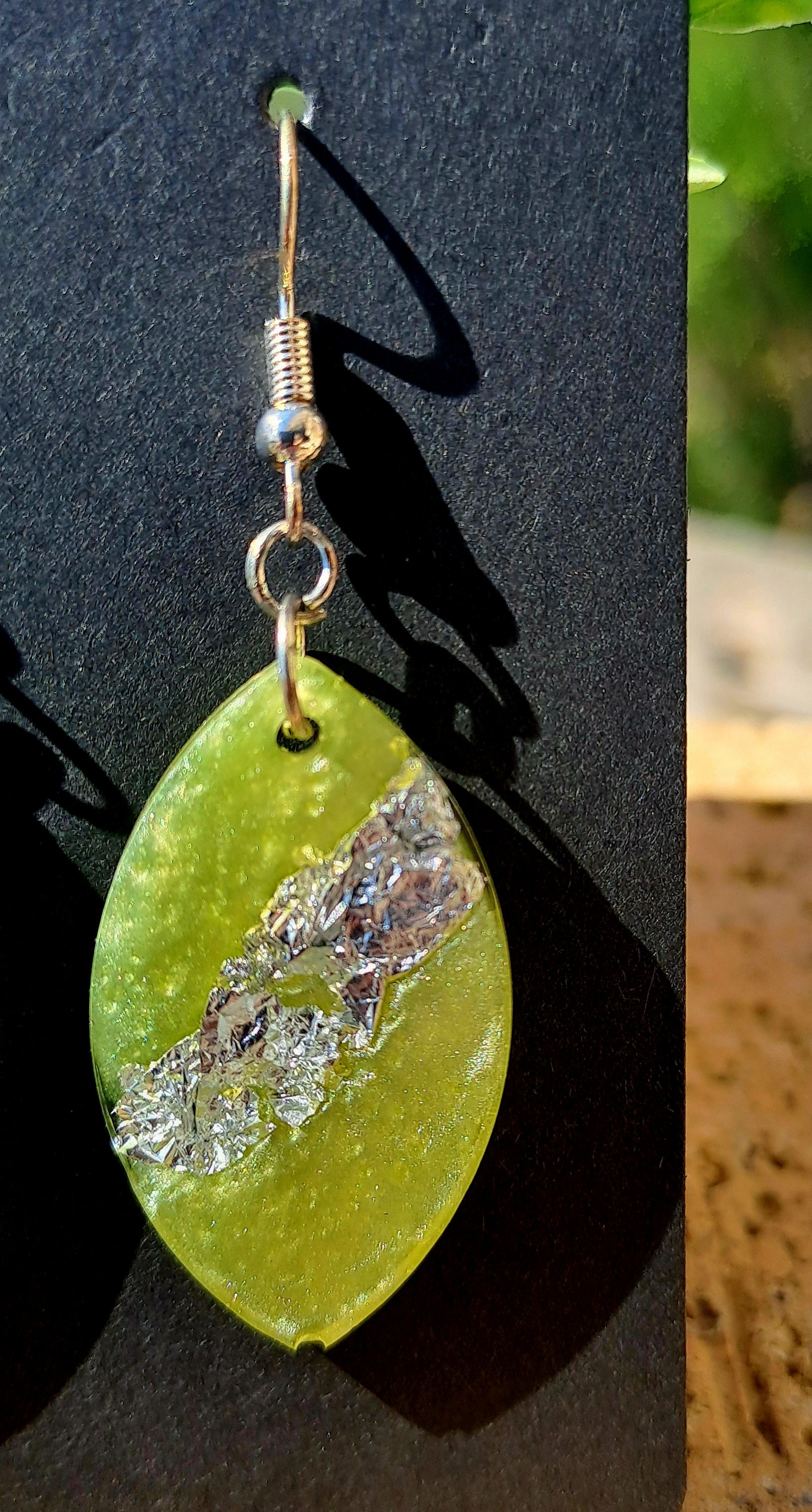 Boucles d'oreilles ovales jaune nacré et argenté