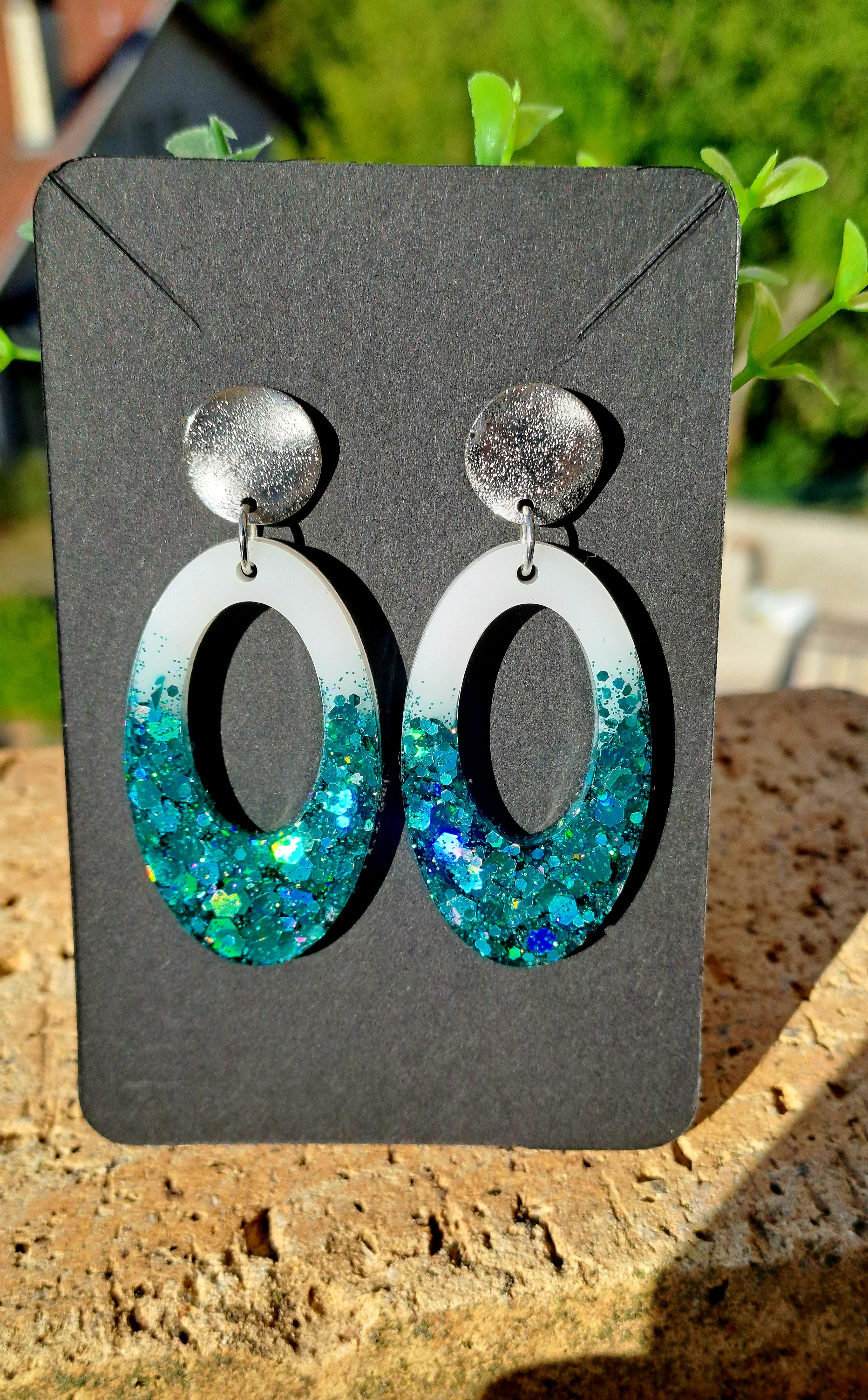 Boucles d'oreilles artisanales blanches et paillettes vertes