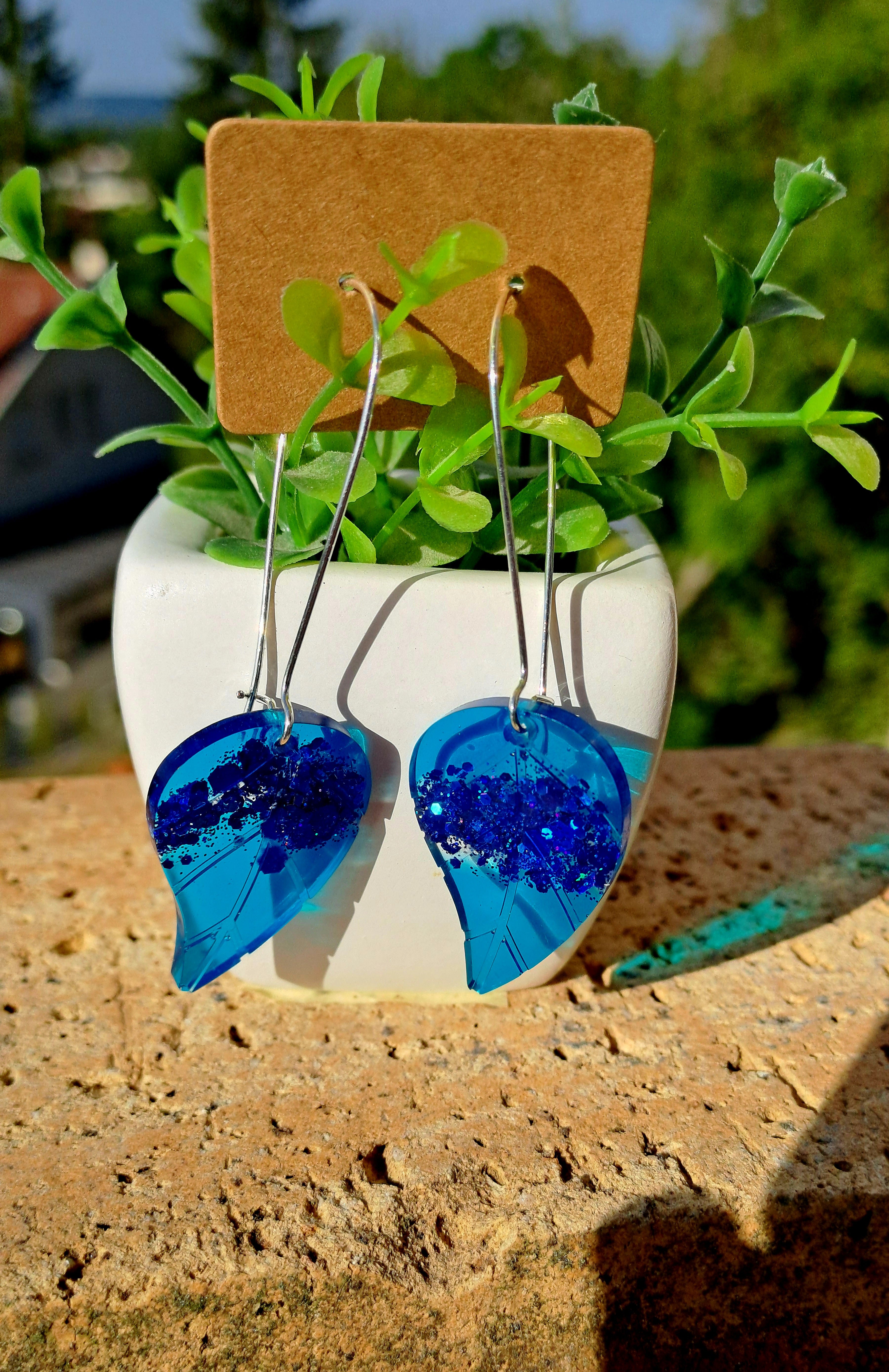 Boucles d'oreilles artisanales feuilles bleues et paillettes