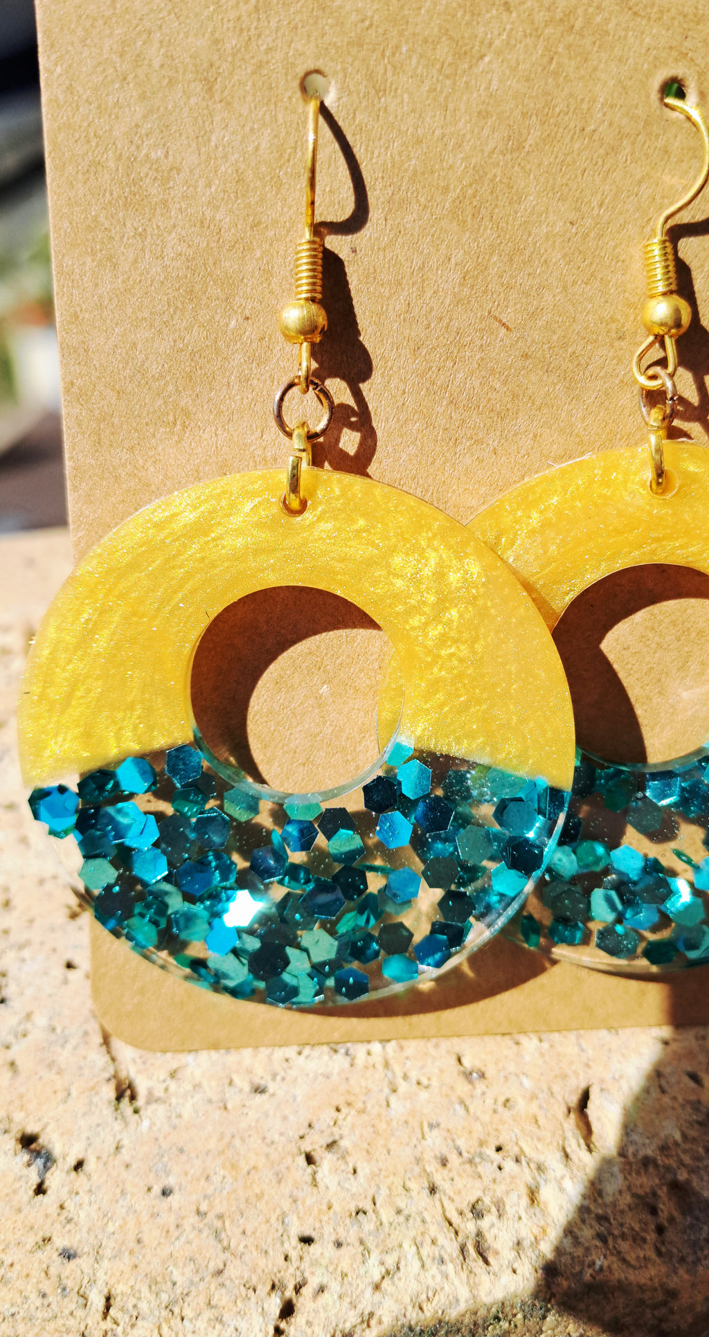 Boucles d'oreilles artisanales jaunes et paillettes vertes