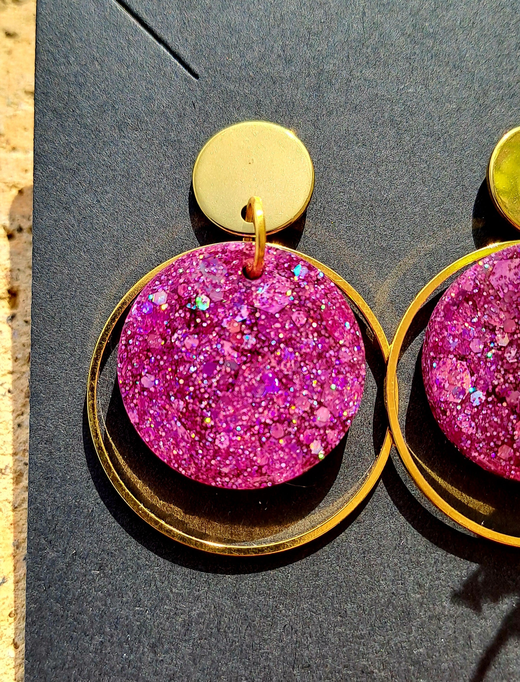 Boucles d'oreilles artisanales rondes rose violet paillettes et apprêts doré