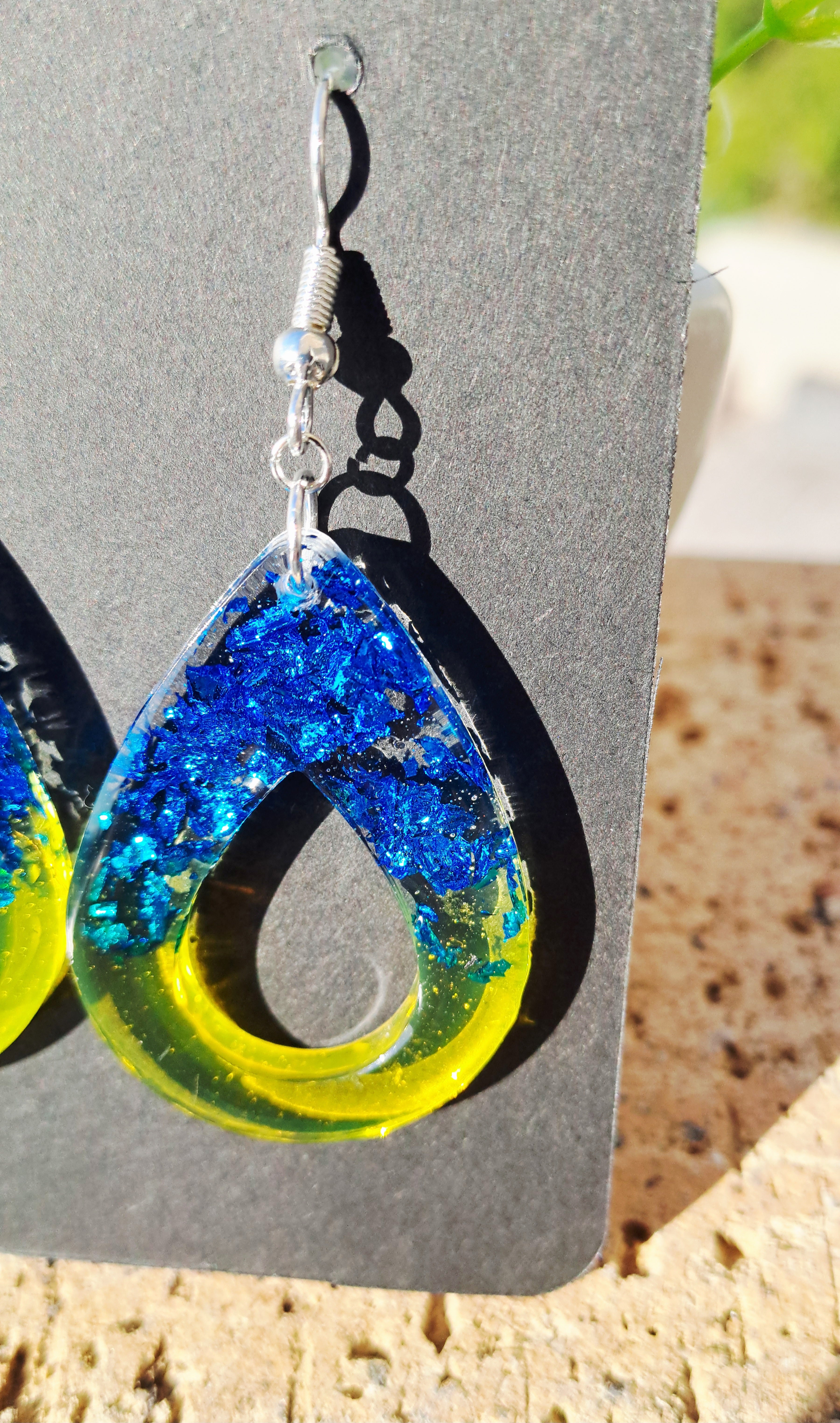 Boucles d'oreilles artisanales jaune translucide et aluminium bleu