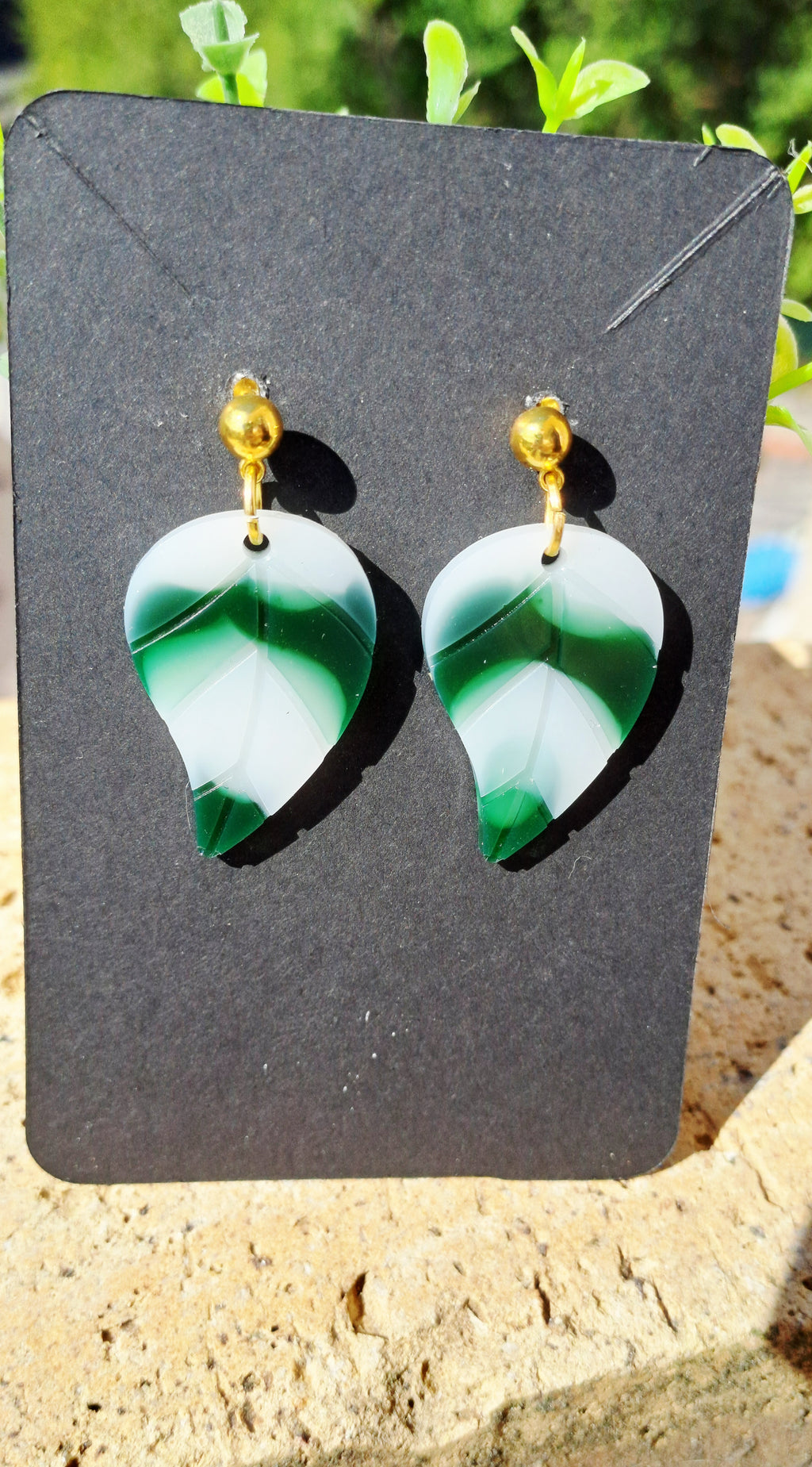 Boucles d'oreilles artisanales verte et blanche en forme de feuille