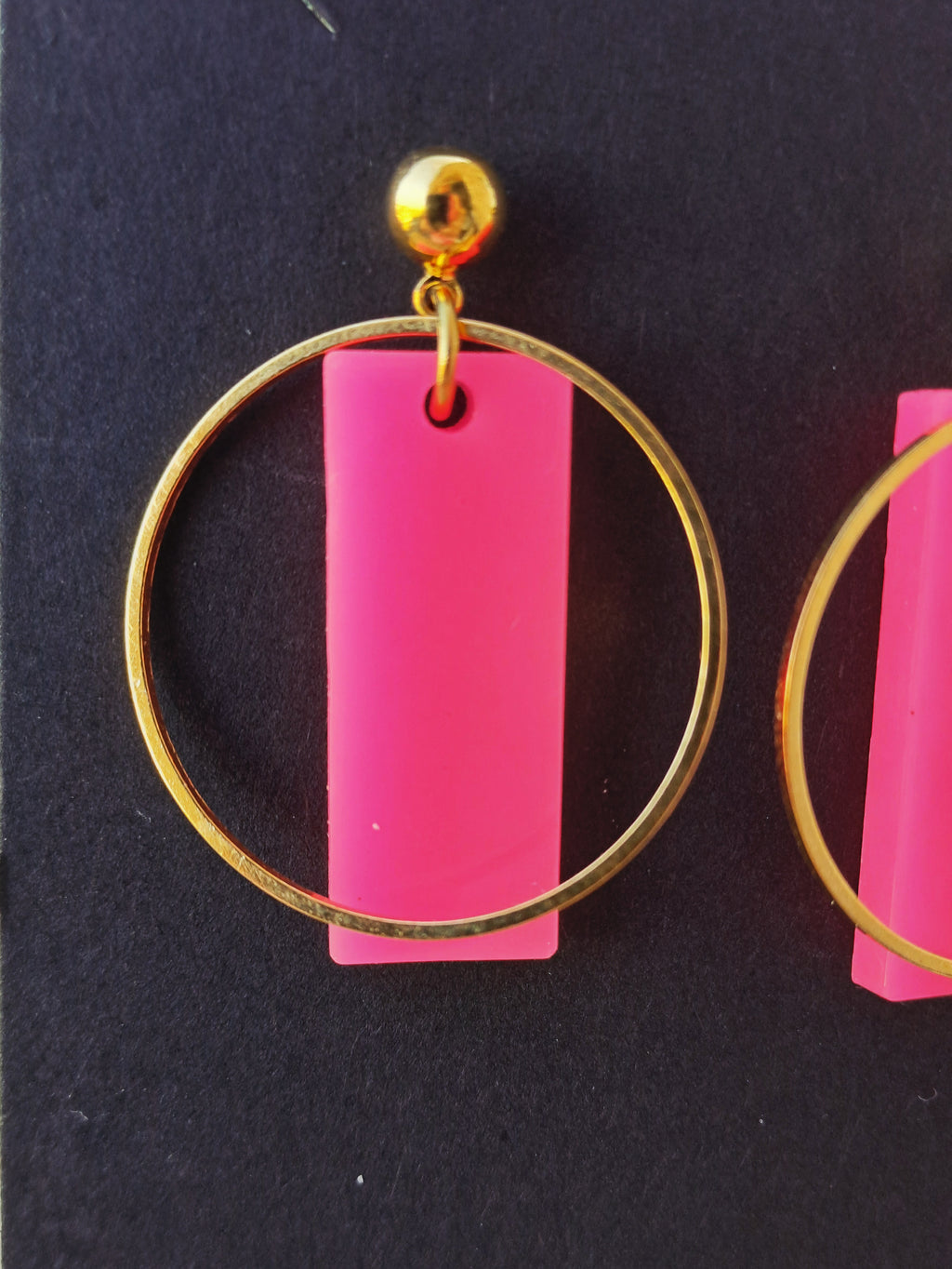 Boucles d'oreilles artisanales rose fluo et doré