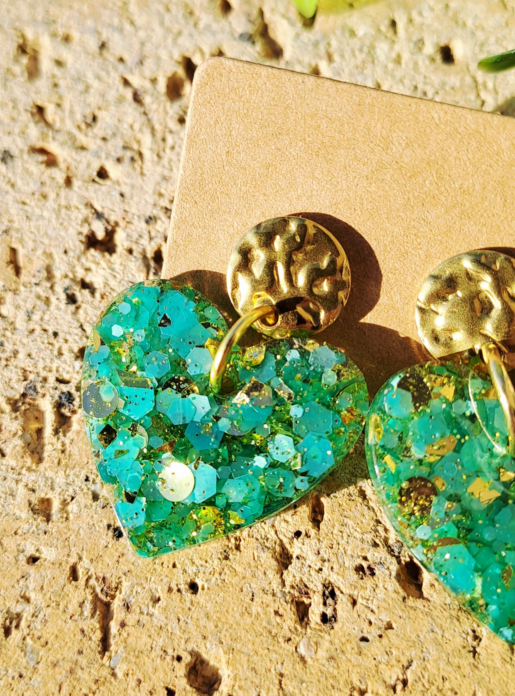 Boucles d'oreilles artisanales coeur paillettes vert et doré