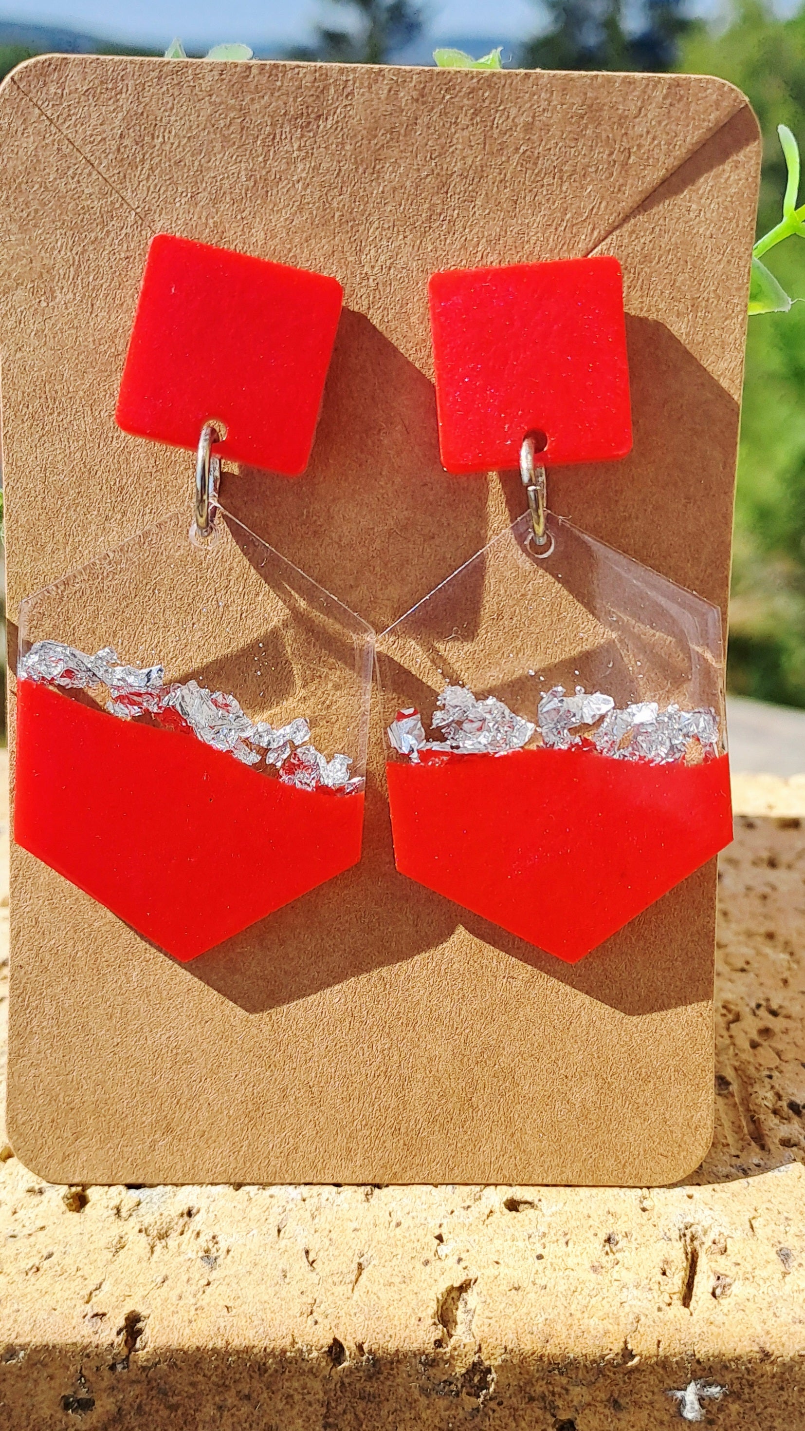 Boucles d'oreilles hexagonales rouge gris et transparentes