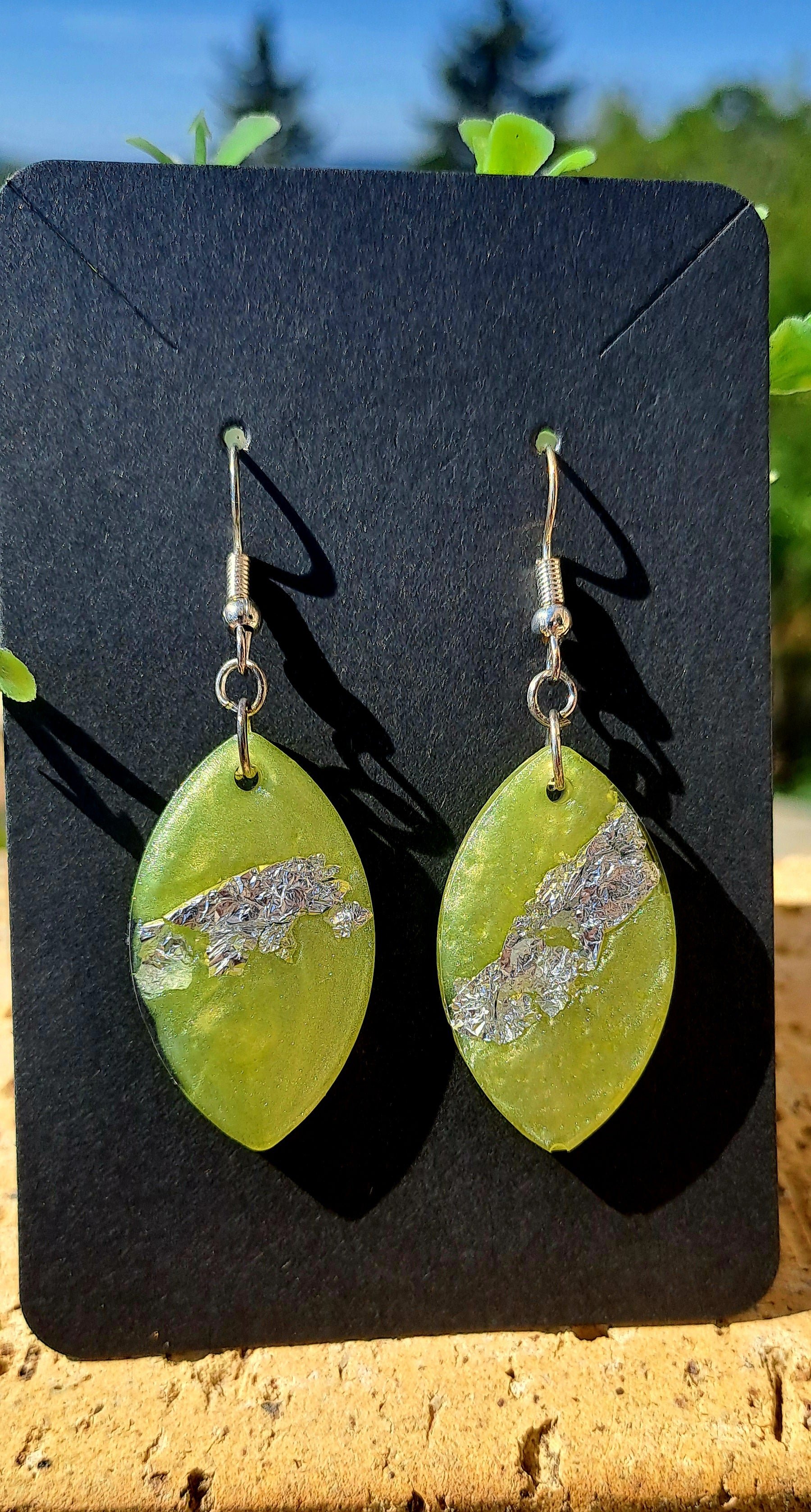 Boucles d'oreilles ovales jaune nacré et argenté